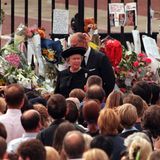 Die Queen in schwarz gekleidet nach Dianas Tod vor der Buckingham Palast, wo Blumen liegen