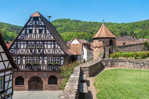 Das "Dornröschen der Pfalz", gelegen an der südlichen Weinstraße, entzückt mit Fachwerkhäusern und einem Rathaus im Renaissancestil. Vor allem vor der Kulisse aus Weinhängen und prächtigen Wäldern 