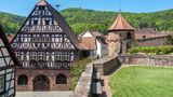 Das "Dornröschen der Pfalz", gelegen an der südlichen Weinstraße, entzückt mit Fachwerkhäusern und einem Rathaus im Renaissancestil. Vor allem vor der Kulisse aus Weinhängen und prächtigen Wäldern 