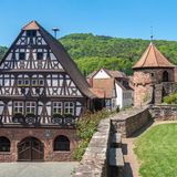 Das "Dornröschen der Pfalz", gelegen an der südlichen Weinstraße, entzückt mit Fachwerkhäusern und einem Rathaus im Renaissancestil. Vor allem vor der Kulisse aus Weinhängen und prächtigen Wäldern 