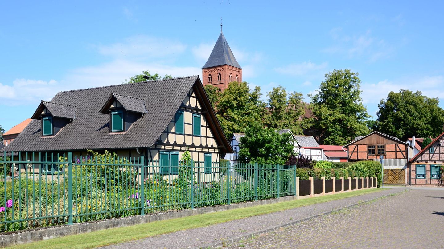 Hier entstand vor mehr als 110 Jahren Deutschlands erstes Freilichtmuseum: ein Dorf im Dorf. Doch auch ein Abstecher nach Diesdorf selbst lohnt sich – allein schon wegen der 900 Jahre alten romanischen Kirche 