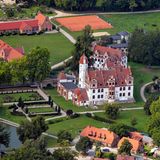Ist es ein Dorf mit Schloss oder ein Schloss mit einem "geschmückten Landgut", wie Basedow manchmal genannt wird. Sicher ist: der Park, das Anwesen und die Siedlung sind ein Ensemble, das seinesgleichen sucht