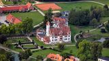 Ist es ein Dorf mit Schloss oder ein Schloss mit einem "geschmückten Landgut", wie Basedow manchmal genannt wird. Sicher ist: der Park, das Anwesen und die Siedlung sind ein Ensemble, das seinesgleichen sucht