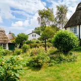 Das "weiße Juwel" an der Schlei begeistert nicht nur Fans von weißen Katen mit Reetdächern. Das ganze Dorf gehörte bis vor 200 Jahren einem Hamburger Kaufmann. Einziges "Manko": Die romantische Feldsteinkirche ist kaum noch zu sehen, weil sie von hohen Bäumen umstellt ist