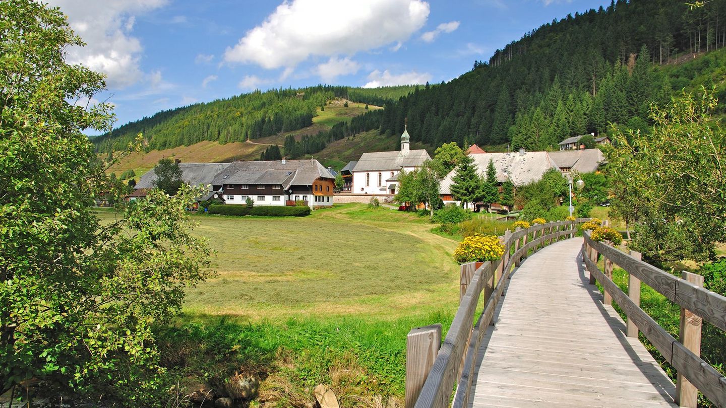 Aus Versehen kommt hier mitten im Schwarzwald kaum jemand vorbei. Die betagten Häuser mit den heruntergezogenen Walmdächern liegen 900 Meter hoch, und dennoch abgeschieden in einem Tal. Bustouristen sucht man hier vergeblich, dafür findet man Anmut und Ruhe
