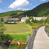 Aus Versehen kommt hier mitten im Schwarzwald kaum jemand vorbei. Die betagten Häuser mit den heruntergezogenen Walmdächern liegen 900 Meter hoch, und dennoch abgeschieden in einem Tal. Bustouristen sucht man hier vergeblich, dafür findet man Anmut und Ruhe