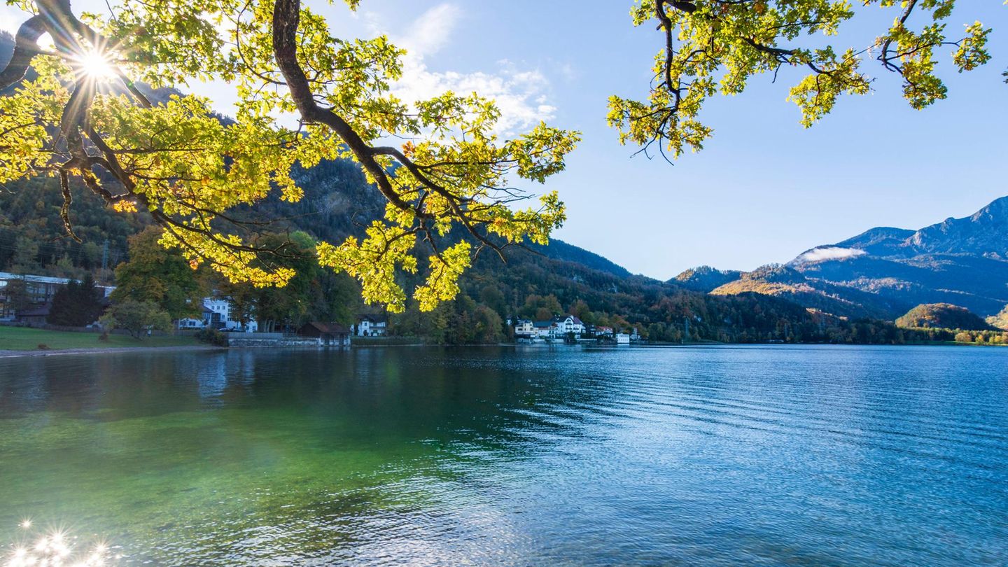 Das Seewasser: ein Traum in Türkis. Dazu das Alpenpanorama, Zwiebelturm-Kirchen und üppig verzierte Wohnhäuser. Der Ort gönnt sich auch noch Luxus (fast) an zwei Gewässern zu liegen: dem Kochel- und dem Walchensee