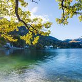 Das Seewasser: ein Traum in Türkis. Dazu das Alpenpanorama, Zwiebelturm-Kirchen und üppig verzierte Wohnhäuser. Der Ort gönnt sich auch noch Luxus (fast) an zwei Gewässern zu liegen: dem Kochel- und dem Walchensee