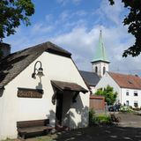Ist es noch Deutschland oder schon Frankreich? Beides. Das 2000-Einwohner Örtchen war in seiner langen Geschichte mal französisch, mal deutsch und beide Einflüsse sind immer noch zu sehen. Besonders am Backhaus und der Kuchlinger Kapelle