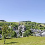 Mehr Garten als Dorf, Rosen wohin das Auge blickt. Der Fachwerktraum im Hochsauerland schmiegt sich an die Berge und liegt wenige Fahrtminuten von Winterberg und Willingen entfernt