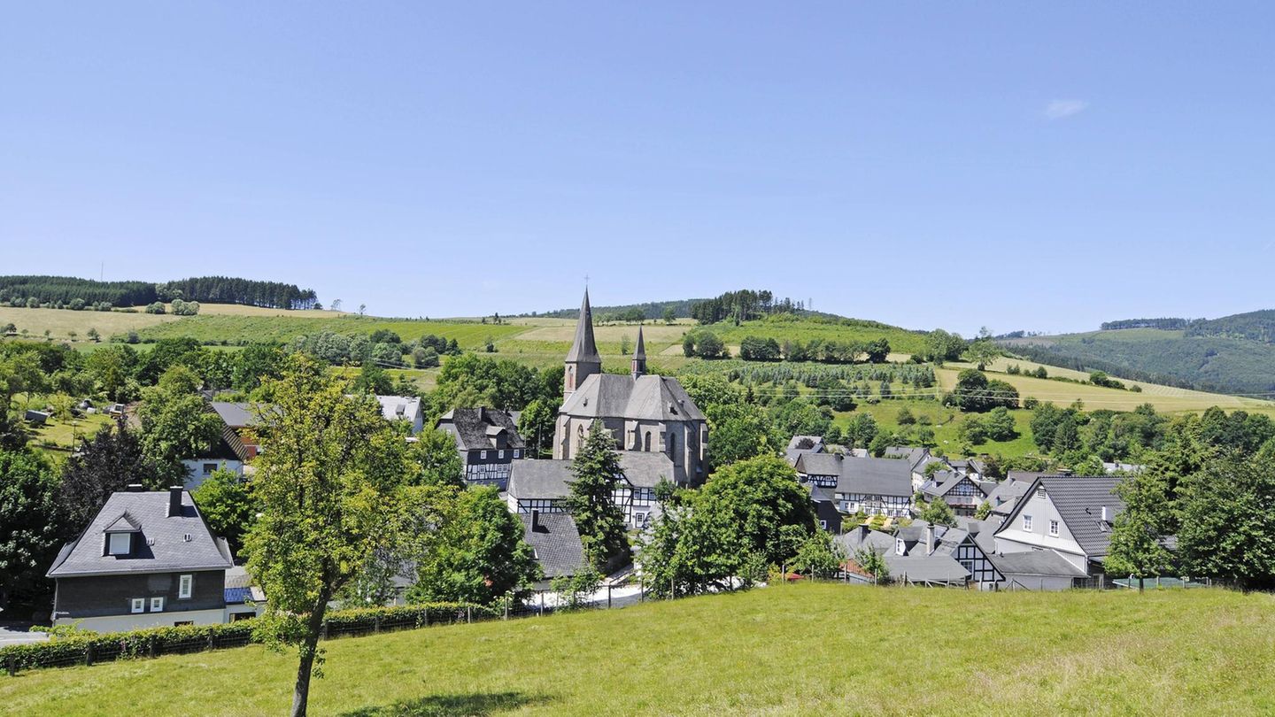 Mehr Garten als Dorf, Rosen wohin das Auge blickt. Der Fachwerktraum im Hochsauerland schmiegt sich an die Berge und liegt wenige Fahrtminuten von Winterberg und Willingen entfernt