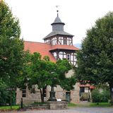 In der Mitte wachsen Linden, umrundet von Fachwerkhäusern. Altenburschla lag früher direkt an der Grenze und wurde gleich zweimal (1959 und 1973) im Wettbewerb "Unser Dorf soll schöner werden" ausgezeichnet