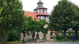 In der Mitte wachsen Linden, umrundet von Fachwerkhäusern. Altenburschla lag früher direkt an der Grenze und wurde gleich zweimal (1959 und 1973) im Wettbewerb "Unser Dorf soll schöner werden" ausgezeichnet