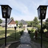 Der Winter ist eigentlich die "natürliche" Jahreszeit für das Erzgebirge: Schnee auf Fachwerkdächern, die Gassen glitzern weiß, aus den Fenstern leuchtet sanftes Licht. In Seiffen in der Nähe der tschechischen Grenze kommt noch Holzspielzeug dazu – dafür ist schmucke Dorf berühmt 