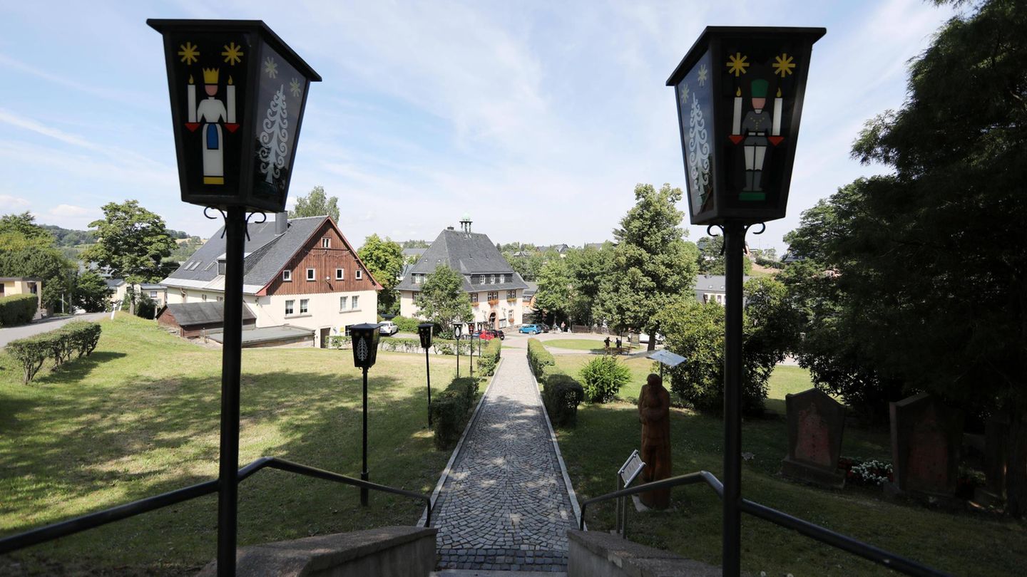 Der Winter ist eigentlich die "natürliche" Jahreszeit für das Erzgebirge: Schnee auf Fachwerkdächern, die Gassen glitzern weiß, aus den Fenstern leuchtet sanftes Licht. In Seiffen in der Nähe der tschechischen Grenze kommt noch Holzspielzeug dazu – dafür ist schmucke Dorf berühmt 