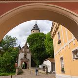 1300 Einwohner und ein mehr als prächtiges Schloss plus Schlosspark plus romanische Kirchen. Die dienen zwar keinem Adligen mehr, sind aber erstklassig in Schuss. Wiesenburg in der Nähe von Potsdam hat 2010 die Goldmedaille bei "Unser Dorf hat Zukunft" gewonnen