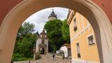 1300 Einwohner und ein mehr als prächtiges Schloss plus Schlosspark plus romanische Kirchen. Die dienen zwar keinem Adligen mehr, sind aber erstklassig in Schuss. Wiesenburg in der Nähe von Potsdam hat 2010 die Goldmedaille bei "Unser Dorf hat Zukunft" gewonnen