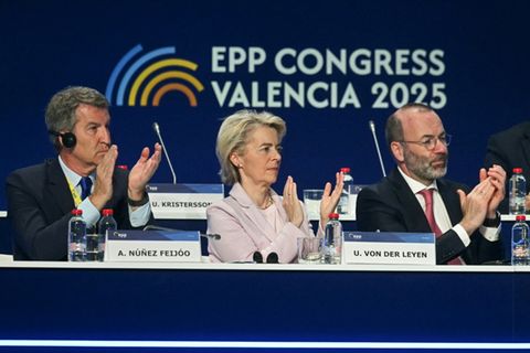 Weber (r.) und von der Leyen Ende April in Valencia