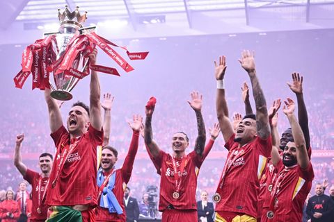Diogo Jota Anfang Juni mit dem englischen Meisterpokal