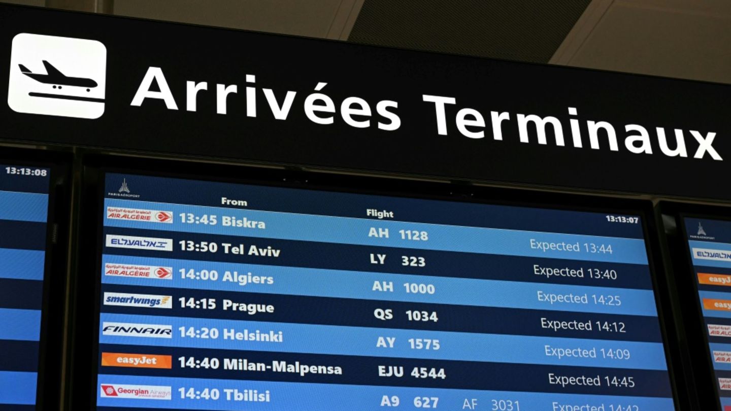 Anzeigetafel am Pariser Flughafen