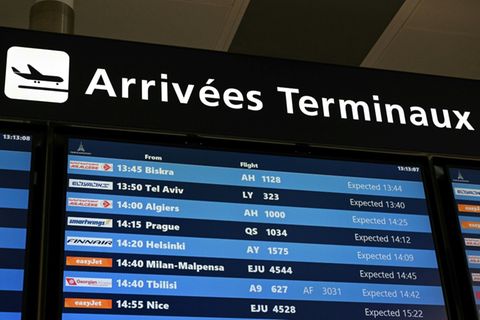 Anzeigetafel am Pariser Flughafen