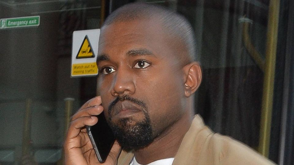 Kanye West darf nach "Hitlersong" nicht mehr einreisen Kanye West am Telefon