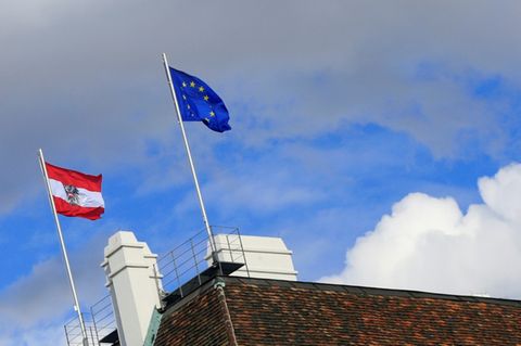 Flaggen Österreichs und der EU