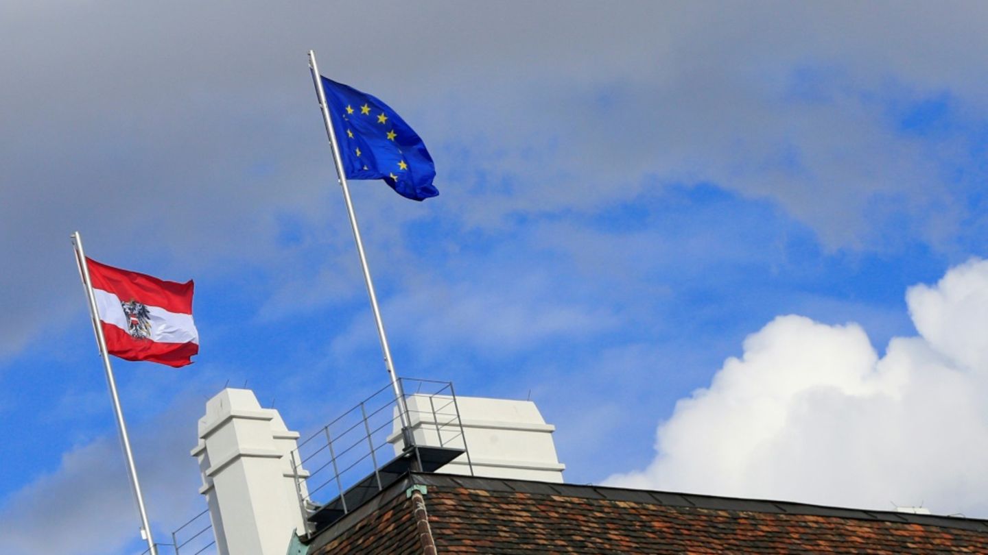 Flaggen Österreichs und der EU