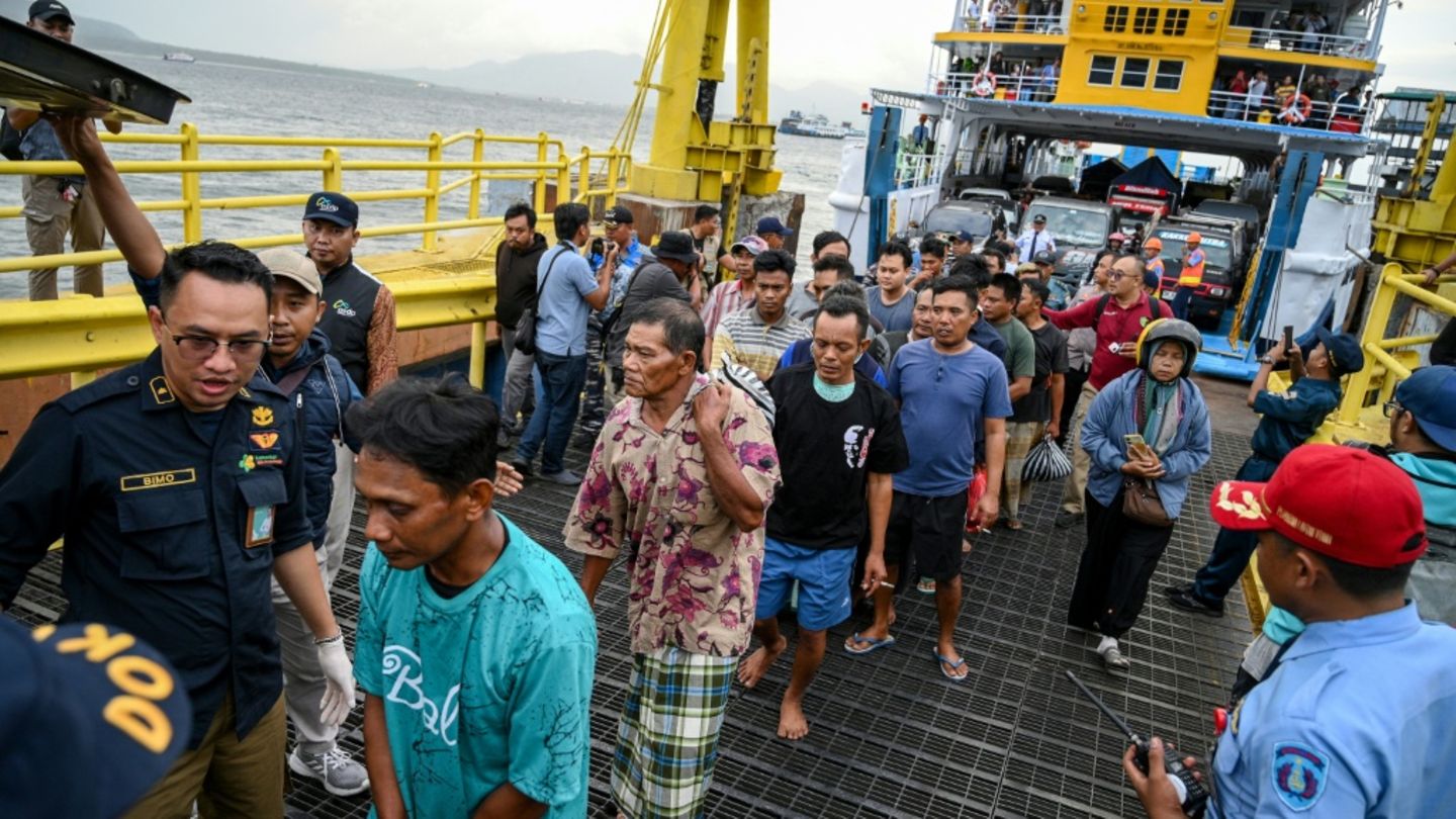 Überlebende gehen am Hafen von Ketapang an Land