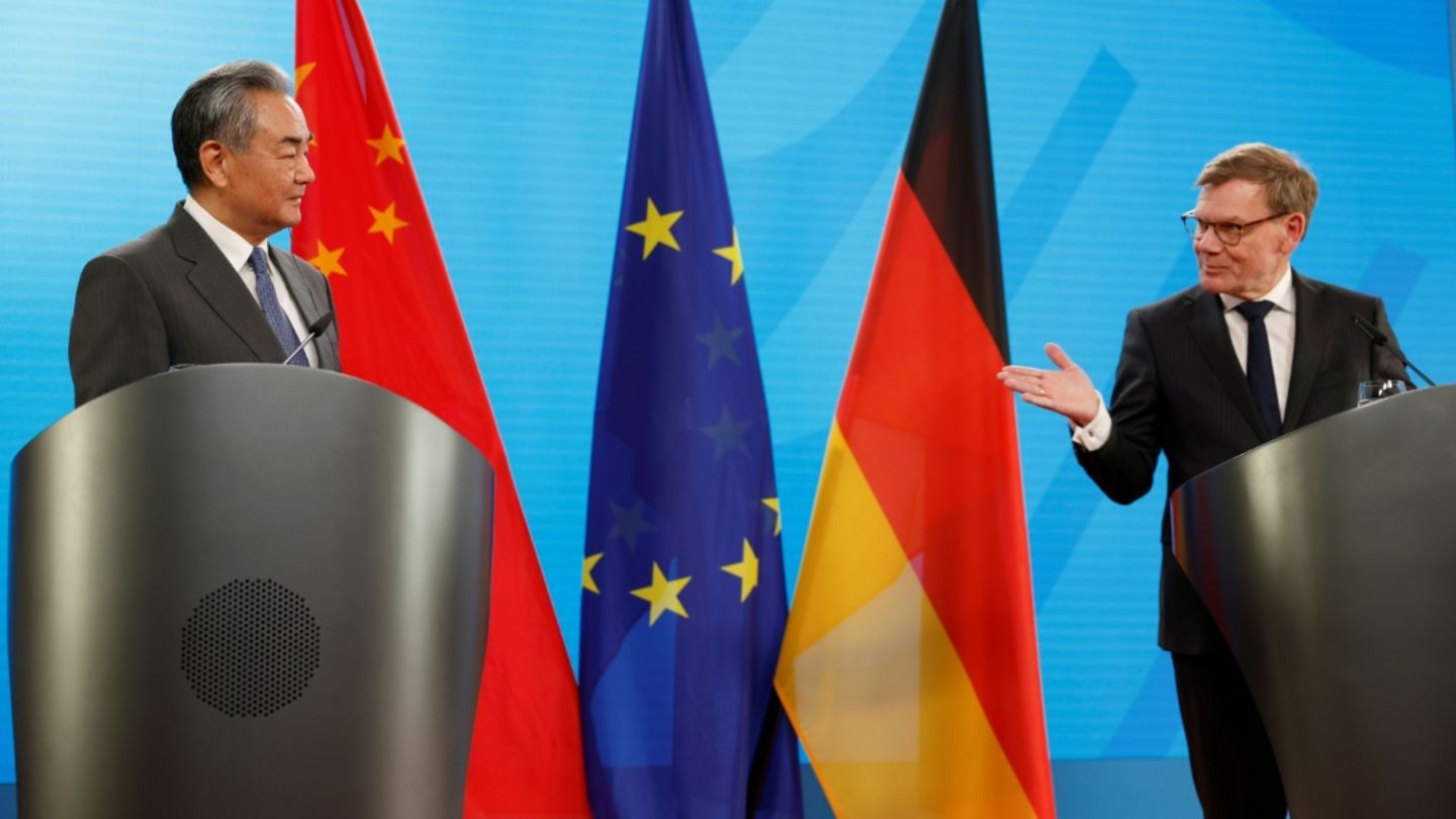 Wadephul und Wang bei ihrer gemeinsamen Pressekonferenz