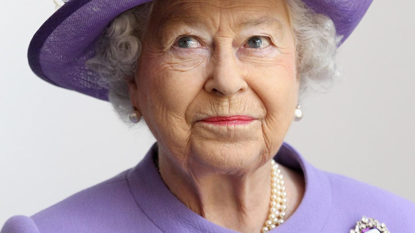 Serie: stern-Legenden: Sie war ein Inbegriff von Pflichtgefühl und Disziplin: Queen Elizabeth II. bekleidete ihr Amt länger als ihre Ururgroßmutter Victoria, länger als jeder britische Monarch zuvor. Sie war ein Inbegriff von Pflichtgefühl und Disziplin: Queen Elizabeth II. bekleidete ihr Amt länger als ihre Ururgroßmutter Victoria, länger als jeder britische Monarch zuvor.