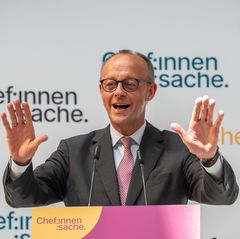 Kanzler Friedrich Merz gibt in seiner Rede bei der "Initiative Chef:innensache" Frauen ungebeten Tipps