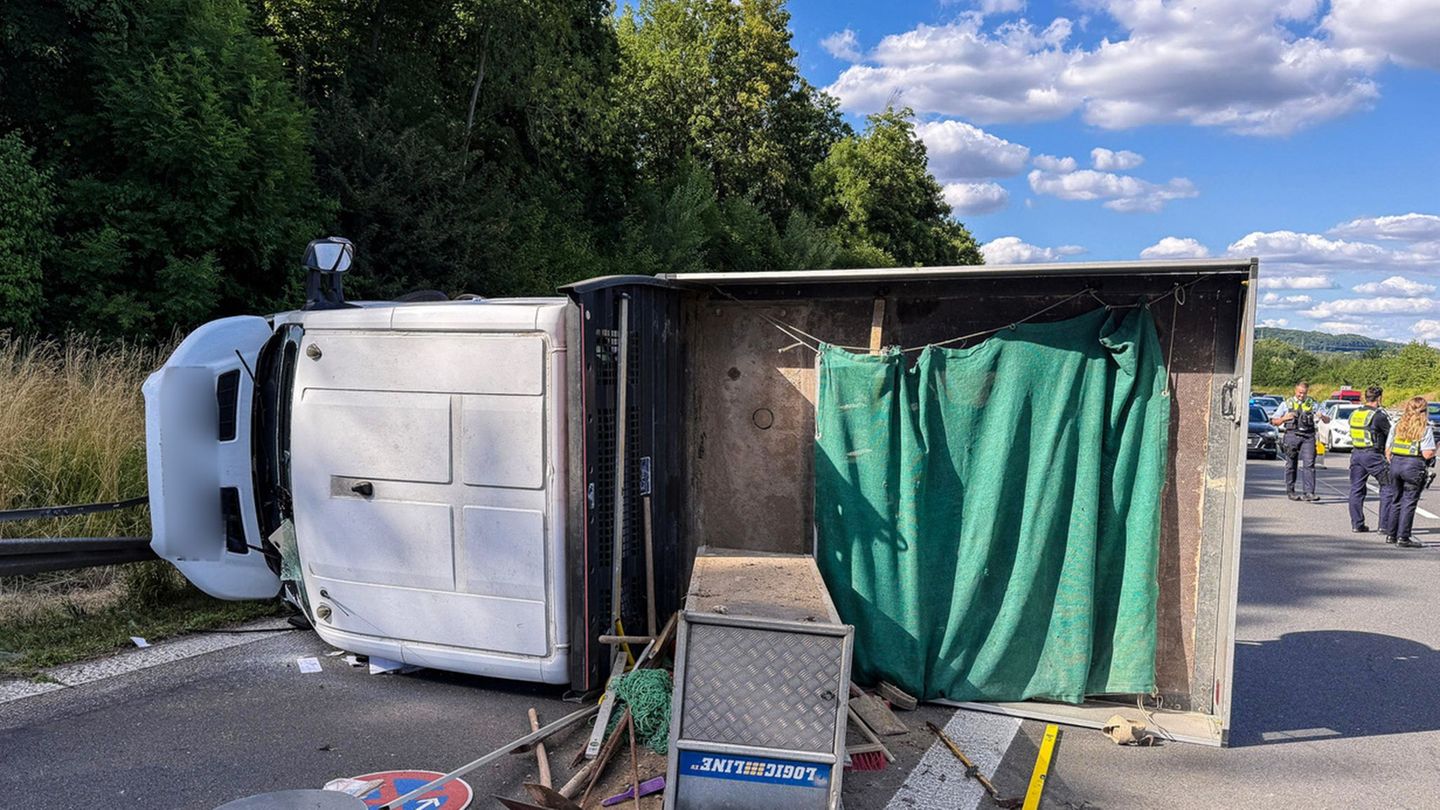 Alleinunfall-Kleinlaster-prallt-gegen-Leitplanke-drei-Schwerverletzte