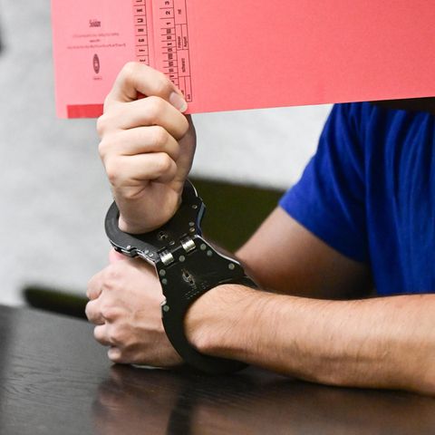 Ein Mann aus dem Iran soll seine Freundin brutal umgebracht haben. Er wurde mit Handschellen in den Gerichtssaal geführt
