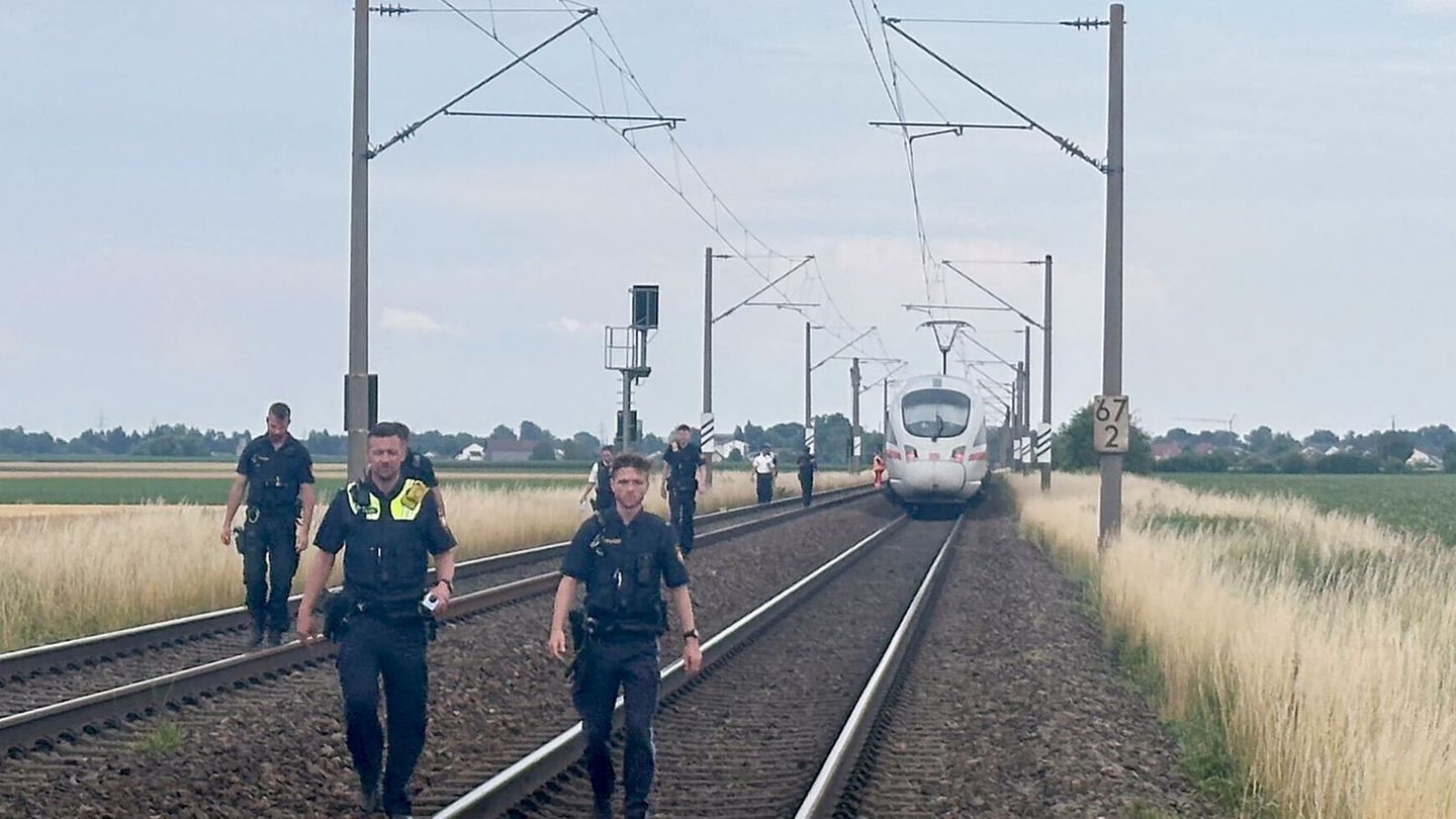 Gro-einsatz-in-Niederbayern-Mit-Axt-und-Hammer-Syrer-verletzt-Landsleute-im-ICE