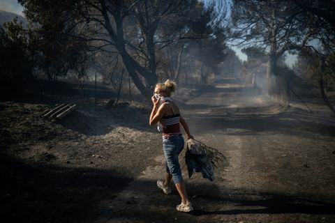 Anwohnerin in Pikermi, etwa 30 Kilometer östlich von Athen