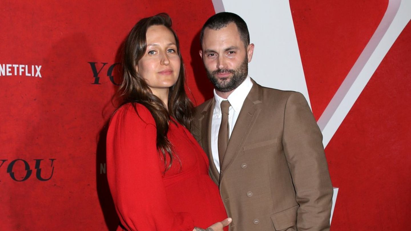 Penn Badgley: Wife Domino presents her baby bump
