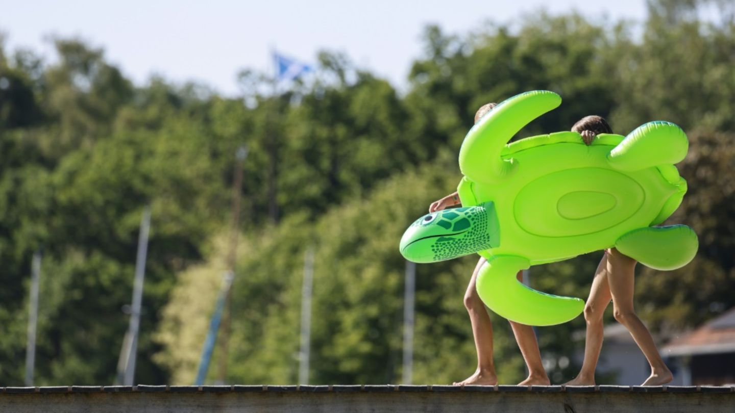 Kinder mit Schwimmhilfe an Badesee