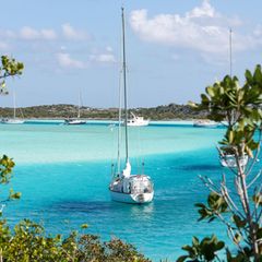 Boote auf dem Meer an der Küste