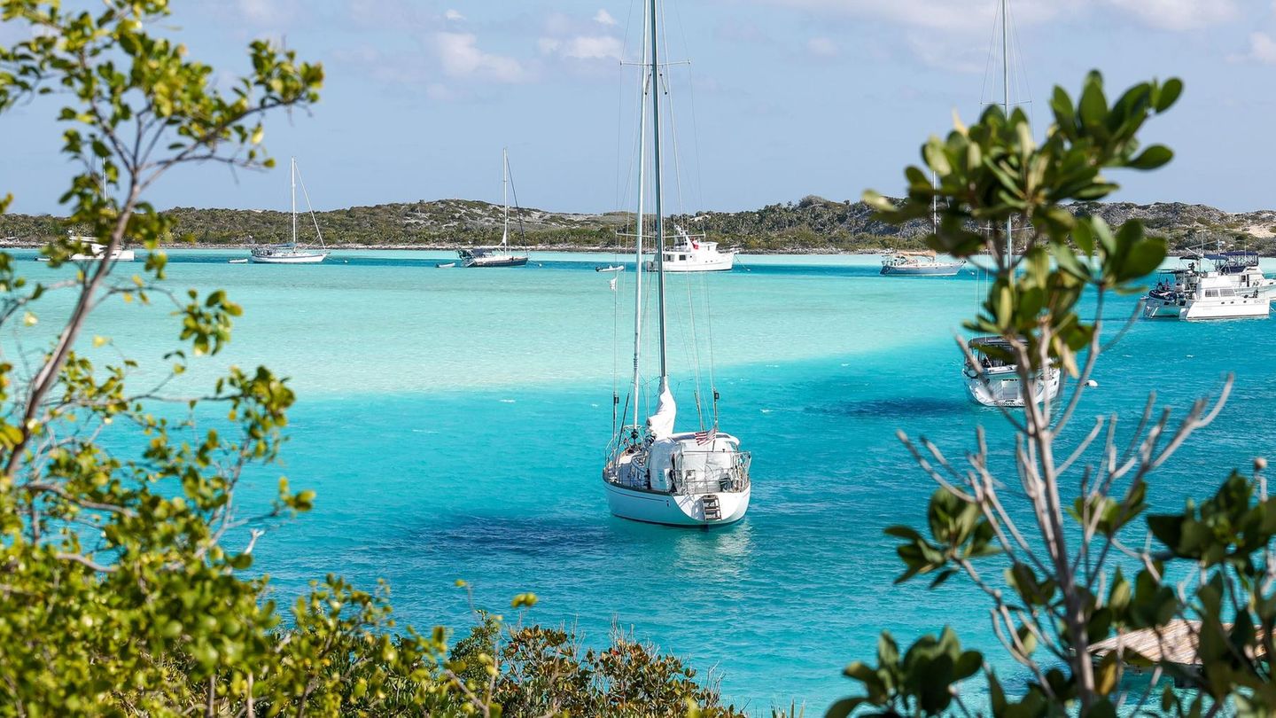 Boote auf dem Meer an der Küste