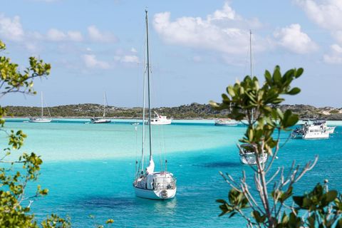 Boote auf dem Meer an der Küste
