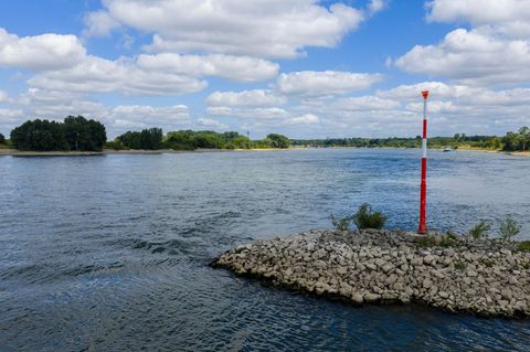 Der sechsjährige Junge, der im Rhein bei Düsseldorf abtrieb, wurde nun tot geborgen