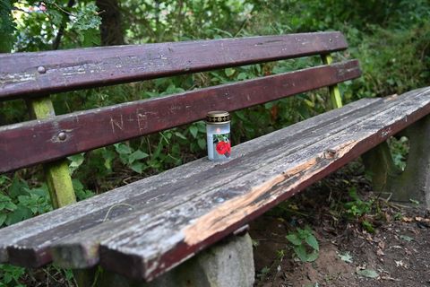 Holzbank in Dorsten mit einer Trauerkerze