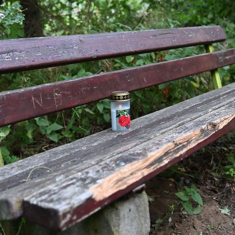 Holzbank in Dorsten mit einer Trauerkerze