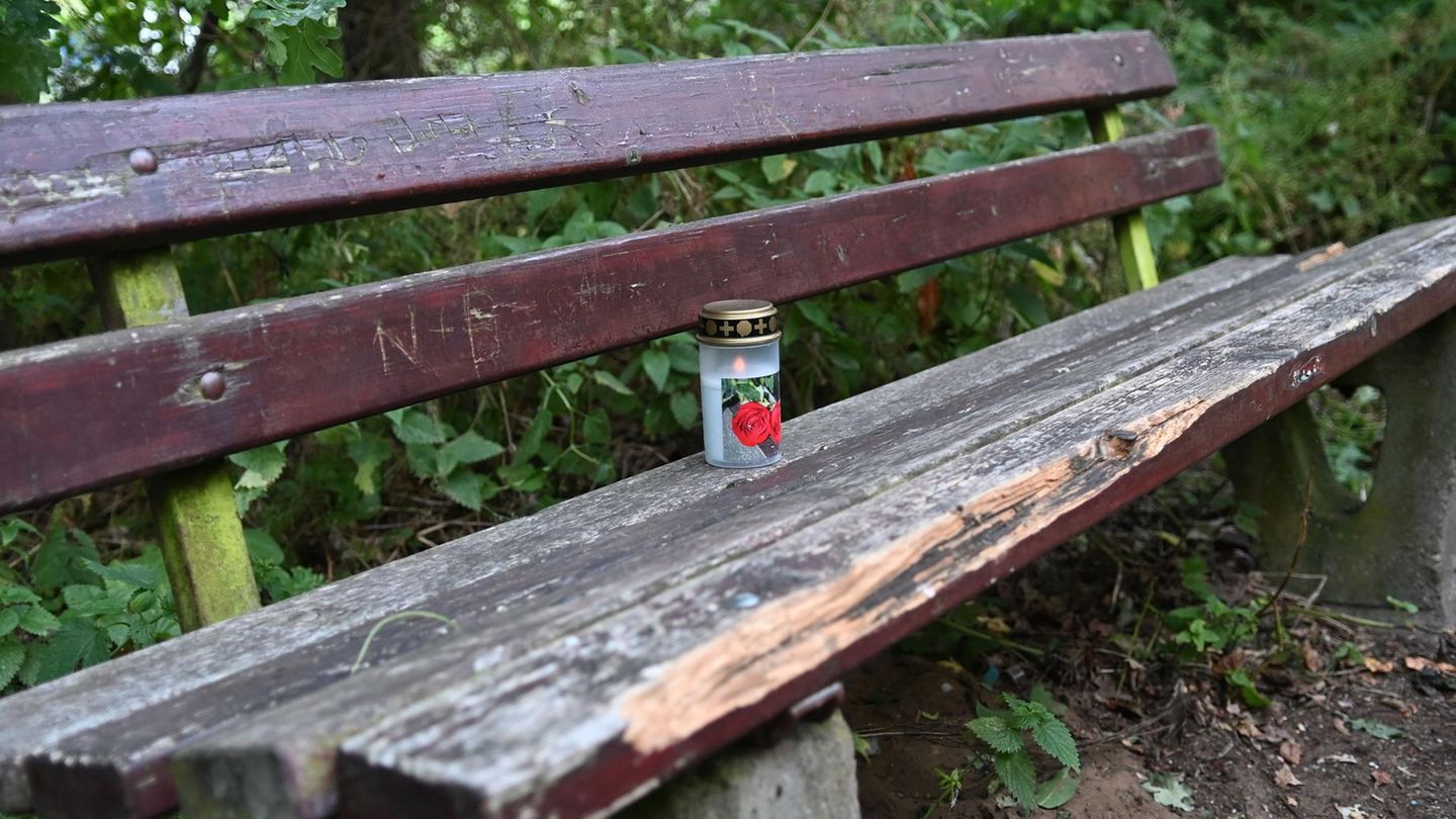 Holzbank in Dorsten mit einer Trauerkerze