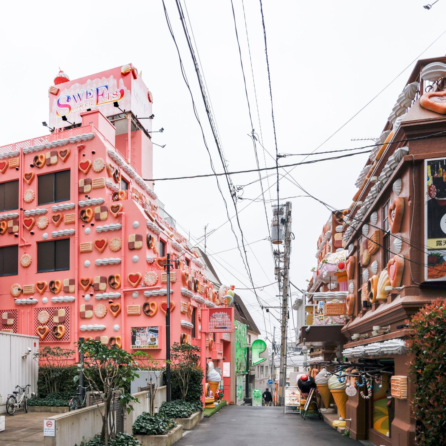 Entertainmentprogramm für alle Love Hotel-Fassade in Japan