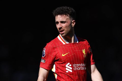 Diogo Jota trägt das Trikot des Liverpool FC
