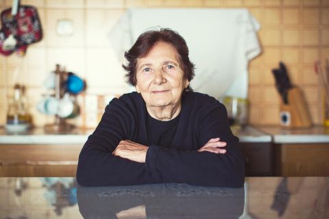 Schützen Impfungen vor Alzheimer? Portrait einer älteren Frau sitzend am Tisch