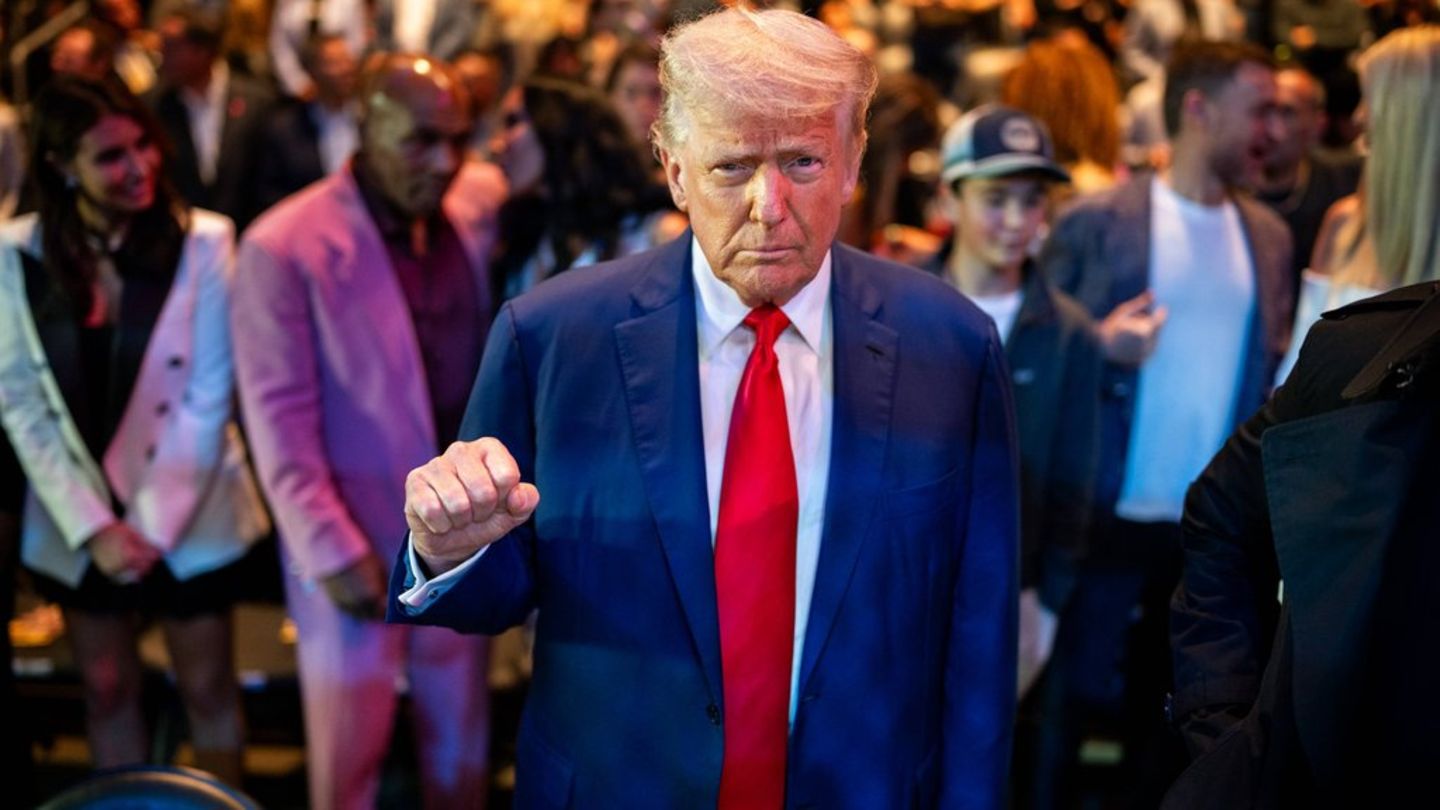 Donald Trump: US President is planning cage fight at the White House