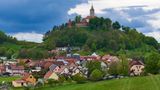 Ein paar Häuser tummeln sich zu Füßen des Berges, auf dessen Spitze sich die Burg befindet. Dieses Ensemble ist nicht selten in der Mitte Deutschlands, doch in Seitenroda, mit der Leuchtenburg als "Königin des Saaletals", ist der Anblick besonders lieblich